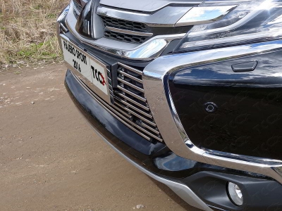 Решетка радиатора 12 мм с парктроником ТСС для Mitsubishi Pajero Sport 2016-2020